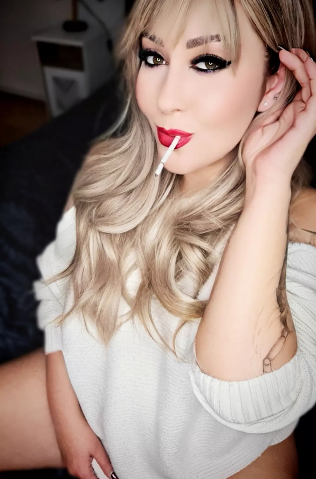 Good girl smoke 🤭 😊 🚬