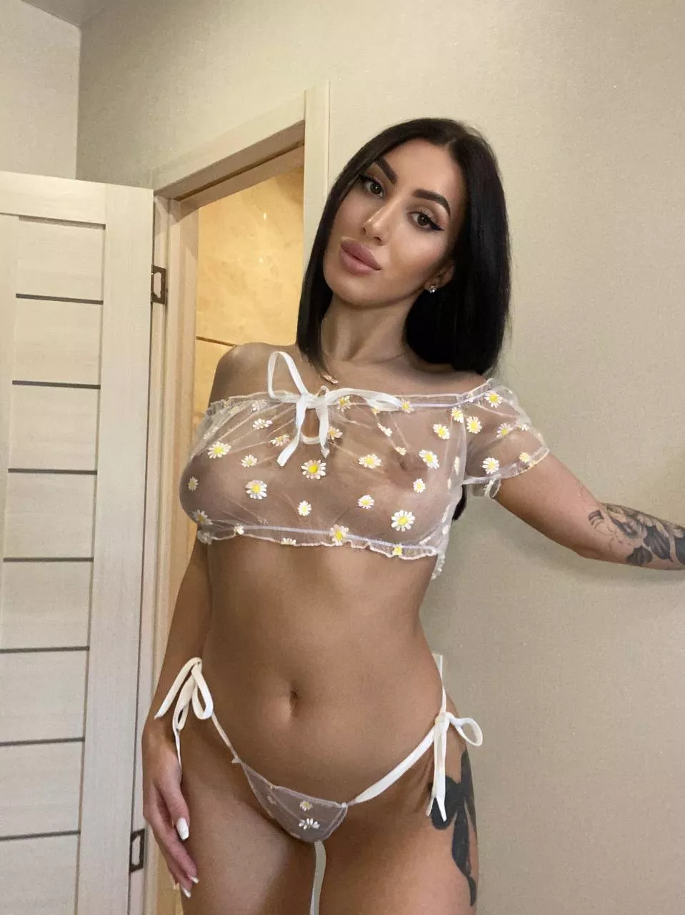 Grab, touch, squeeze if you wanna see me on my knees🍓