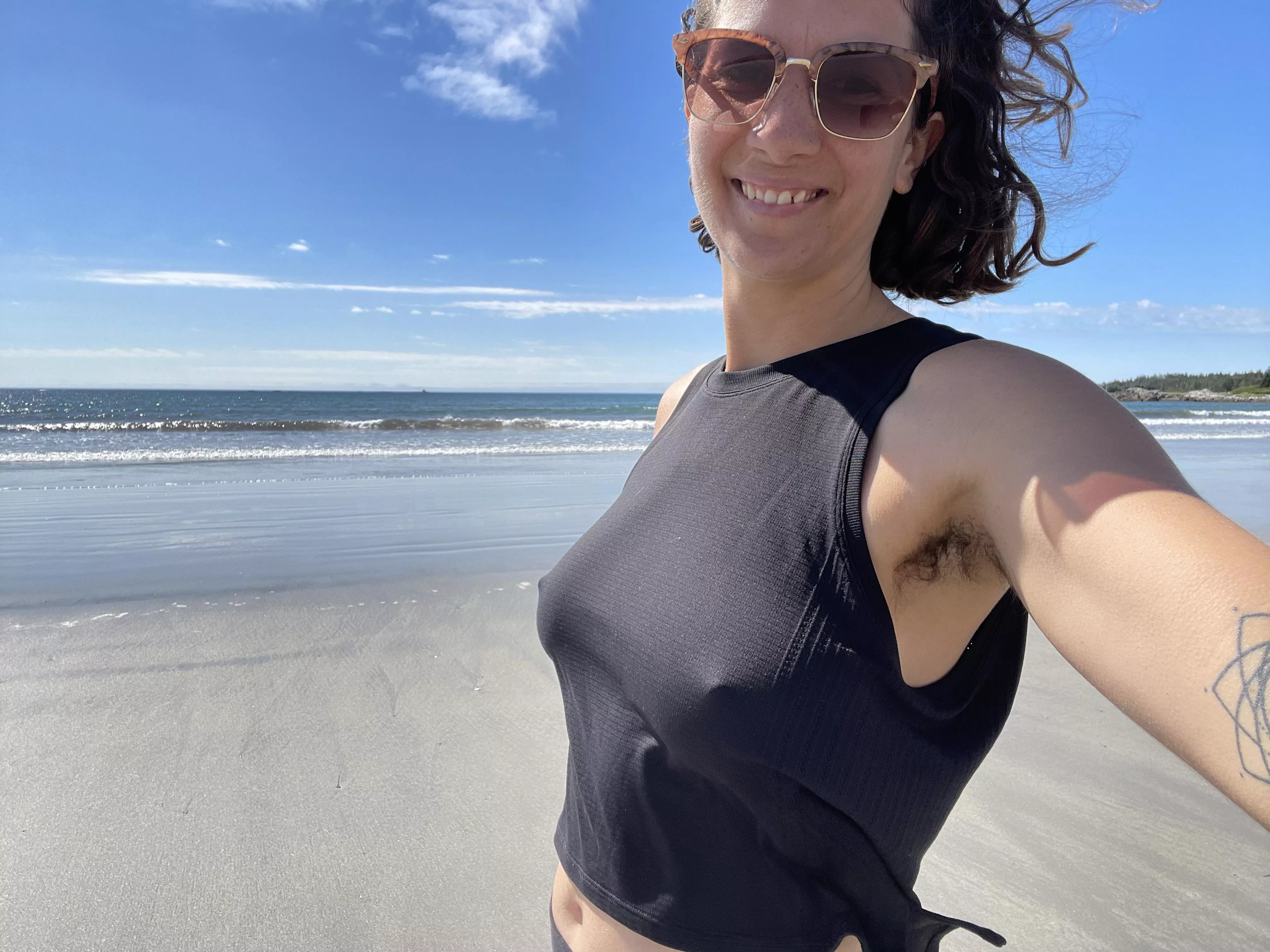 Hairy pits & tits on the beach 💁🏻‍♀️