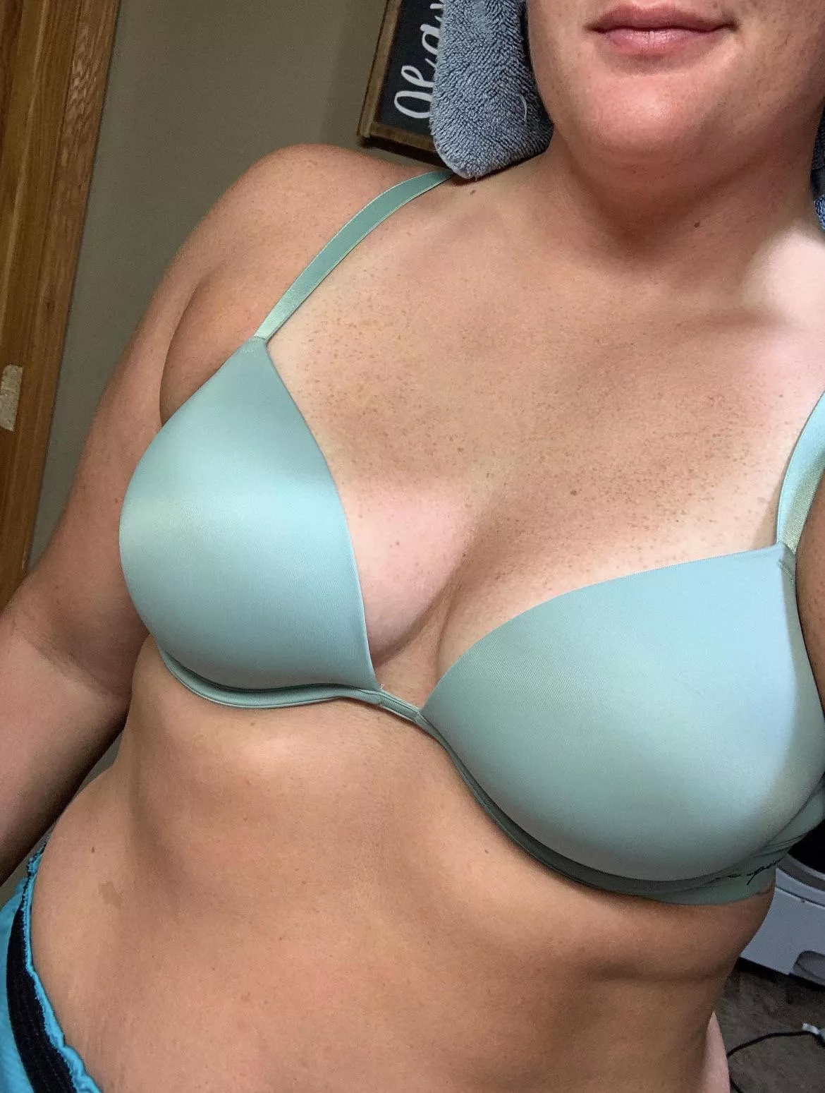 Happy titty Tuesday!!! Always looking for attention and someone to show off to 😈(oc)