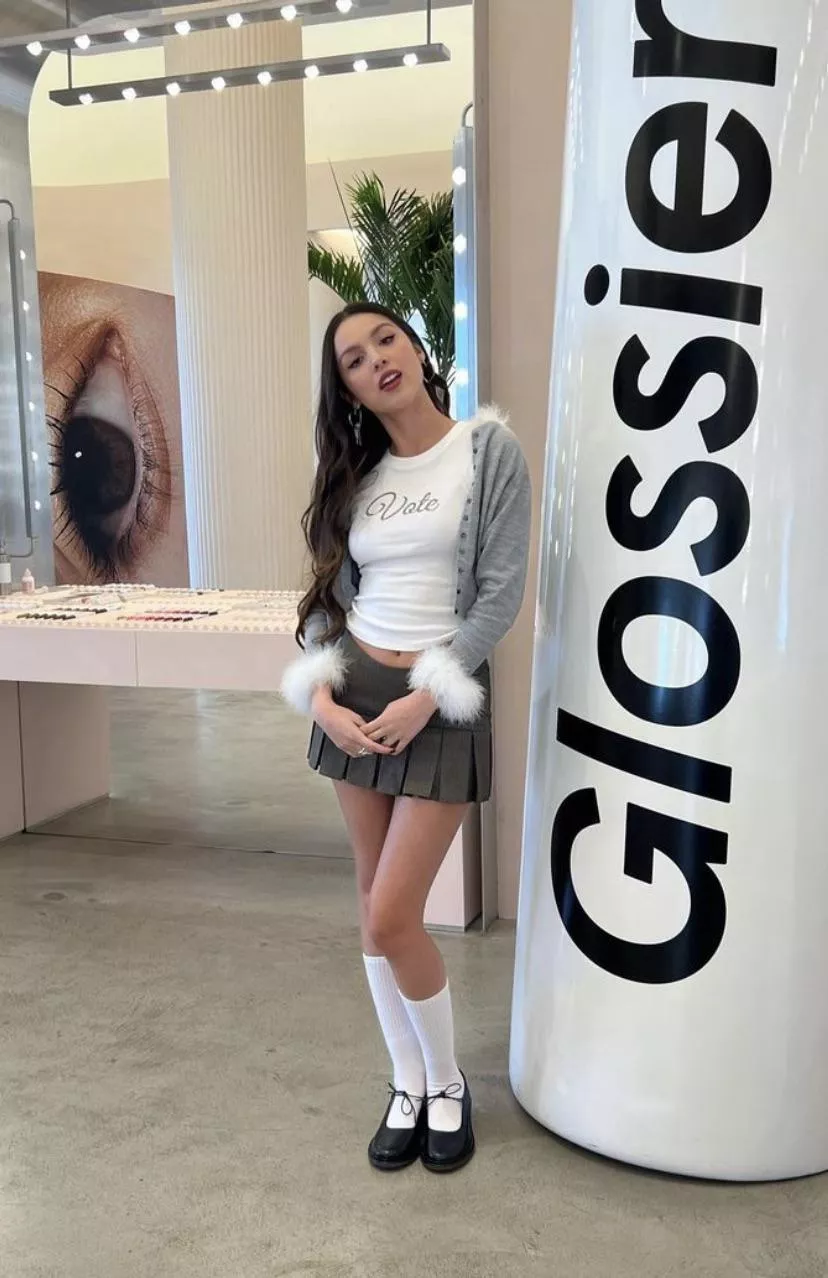 I just wanna bury my head in Olivia Rodrigo‘s skirt and eat her pussy