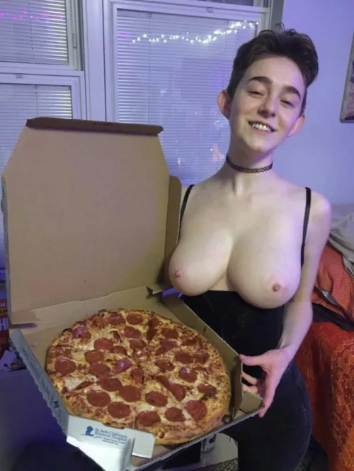 I love eating pizza and having sex 💦🖤