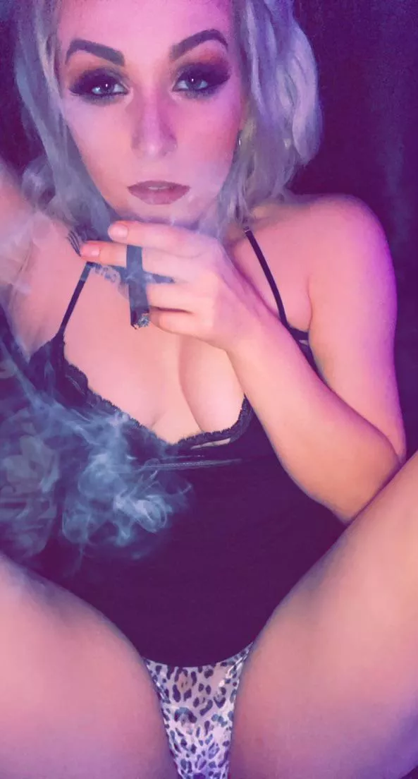 I roll my backwoods how I like my dicks. LONG & THICK🍆😋