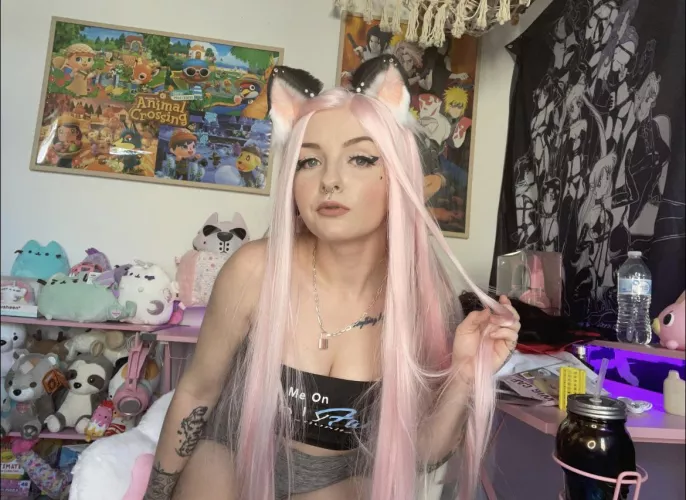 I’ll be a good kitten if you rub my belly. 🥰