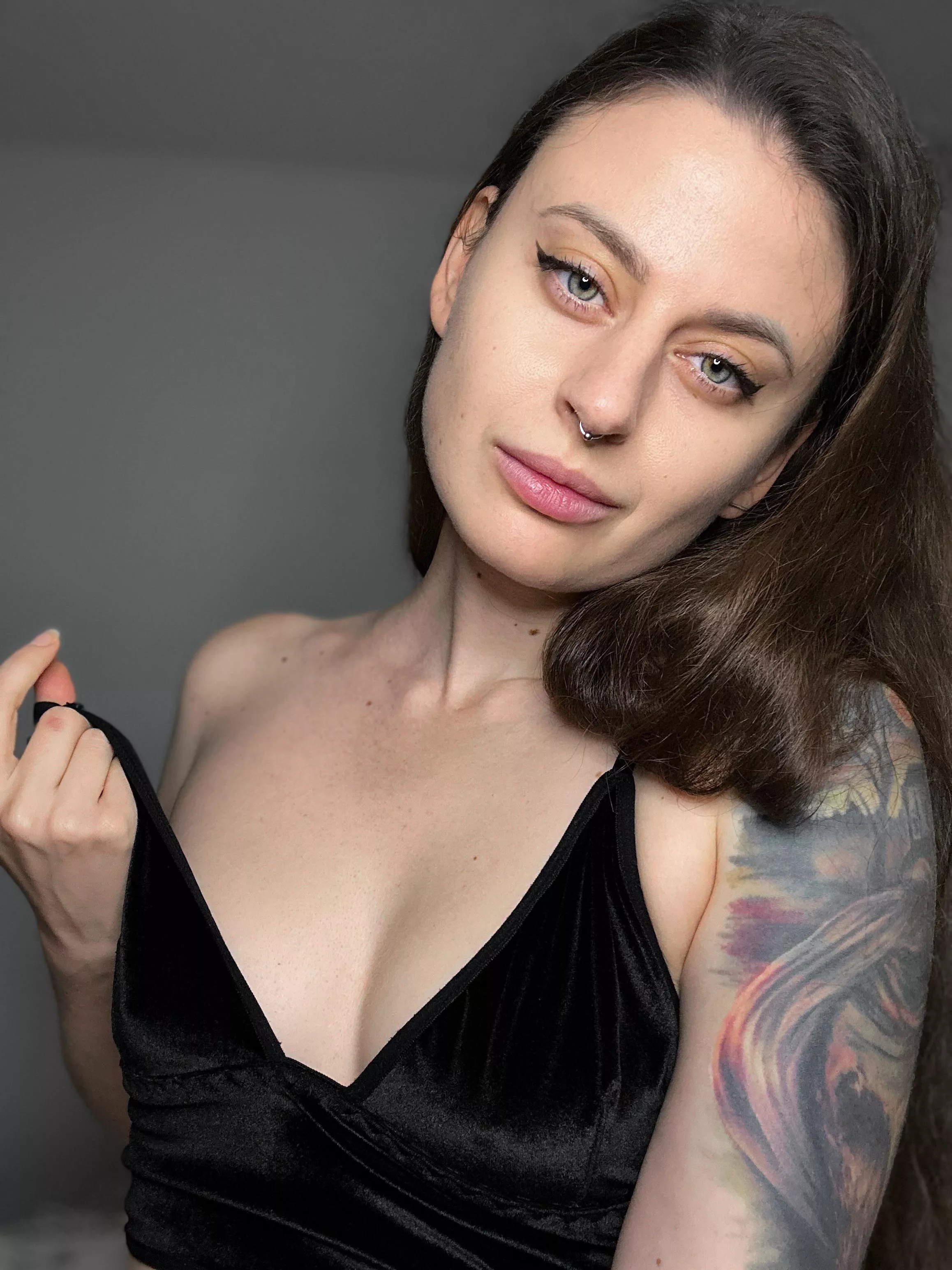 In case you prefer green-eyed brunettes