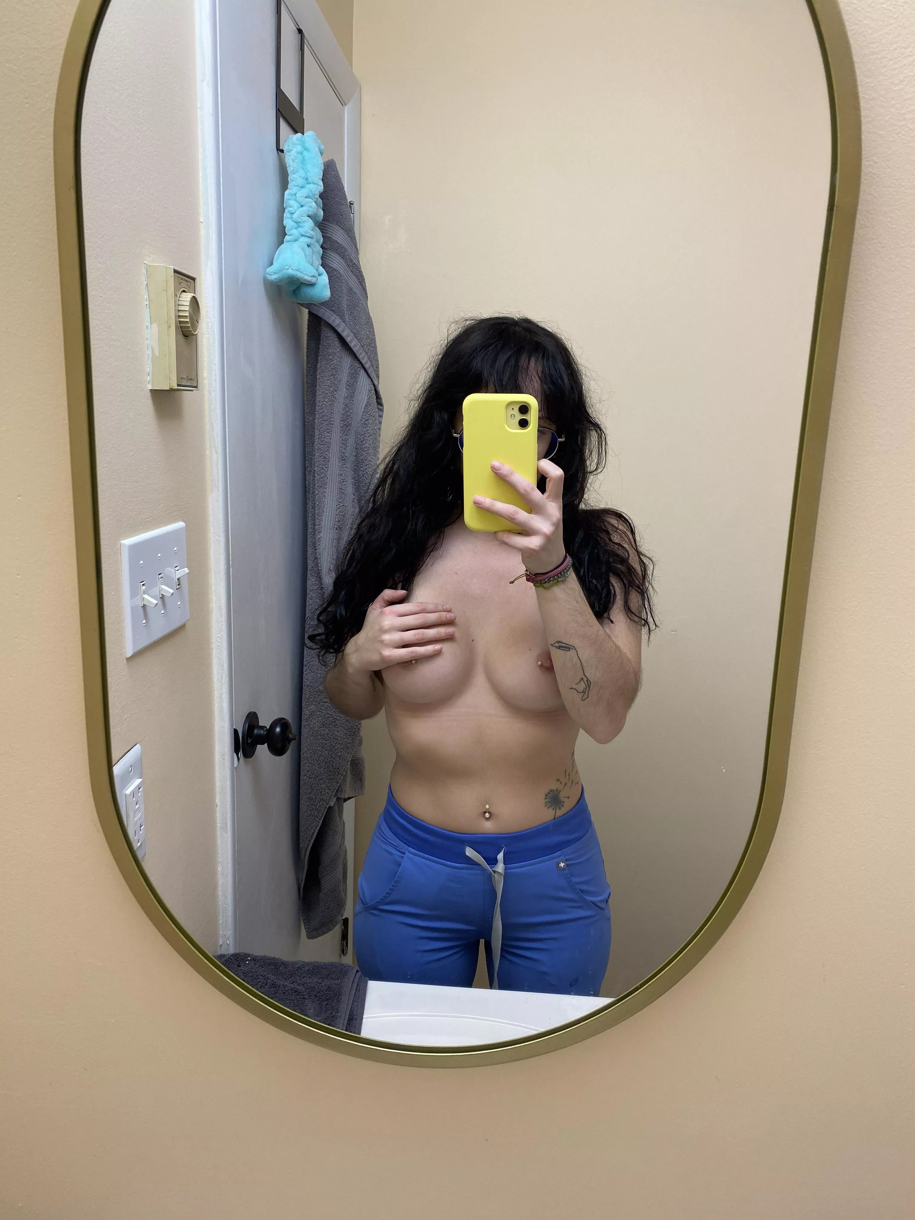 Just got off, need a stress reliever, who wants to help me ?😏🥵