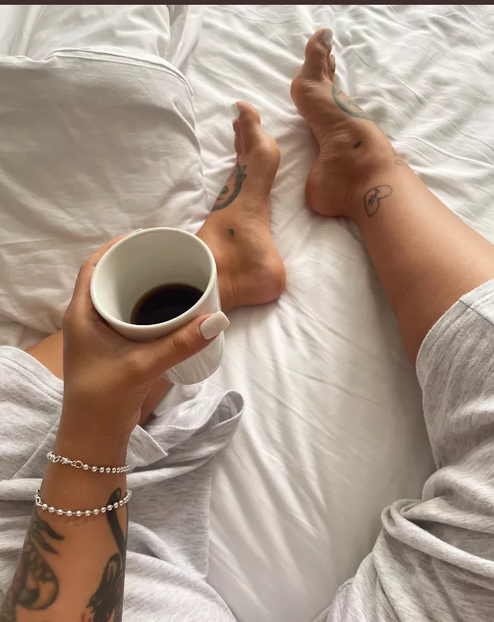 Looking for a slave willing to worship this goddess 😌