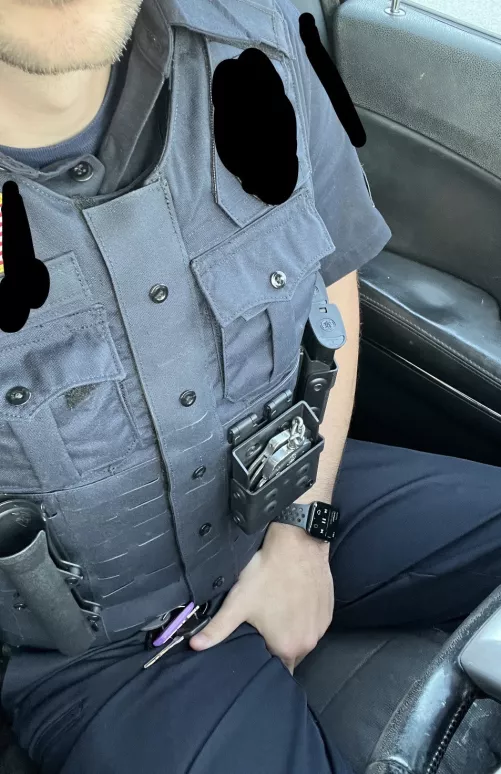 Looking for other first responder bi guys to get dirty with. Be in decent shape, between 25-50, and not a creep. If you aren’t any of these things, don’t DM