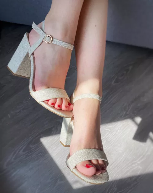 Nude heels, red nails 💅