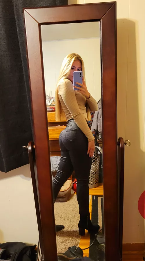 [stba] these pants make my butt look good 👀