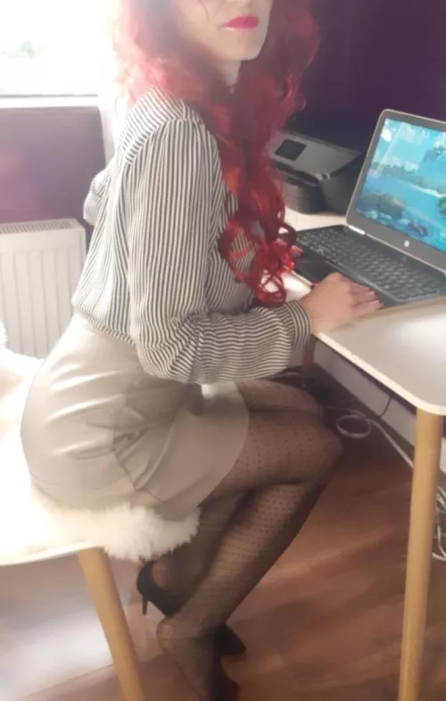 Trying to entertain the guys in the office😈