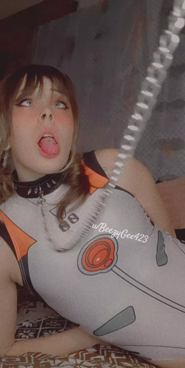 Waiting to be of service.. Just give me a tug on my leash 💋