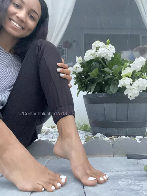 White flowers + White polish ;)