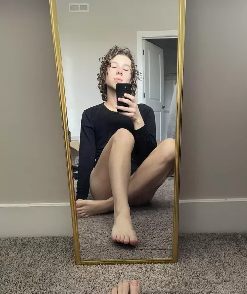 who’s into twink feet 👅😏