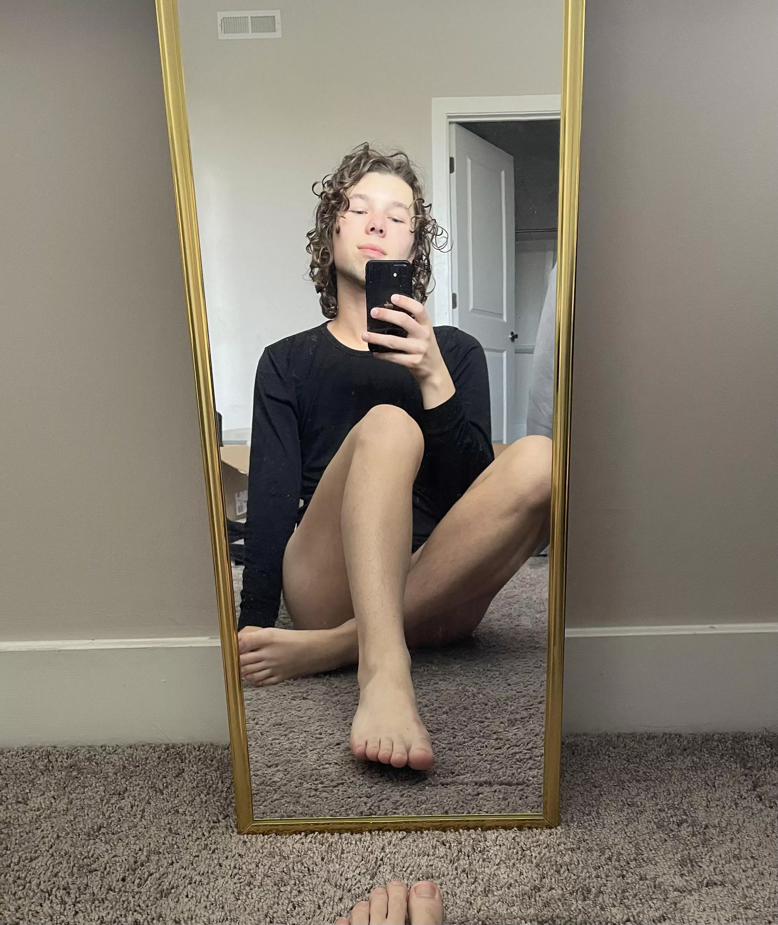 who’s into twink feet 👅😏