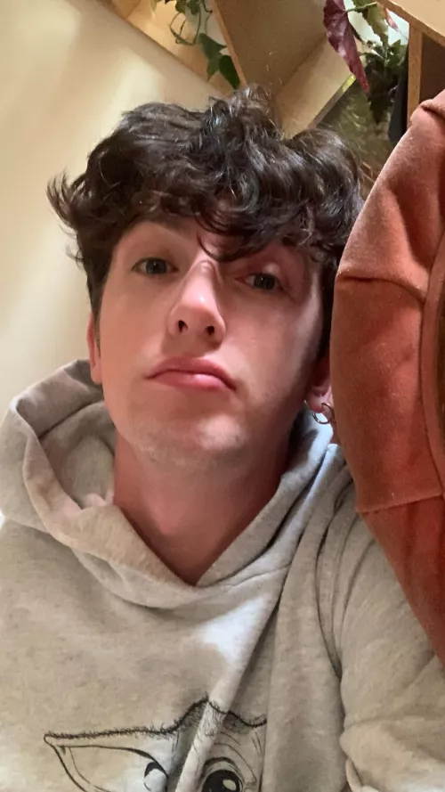 (19) really tired after class (but I’m wearing my mandalorian hoodie so it’s a good day ha)