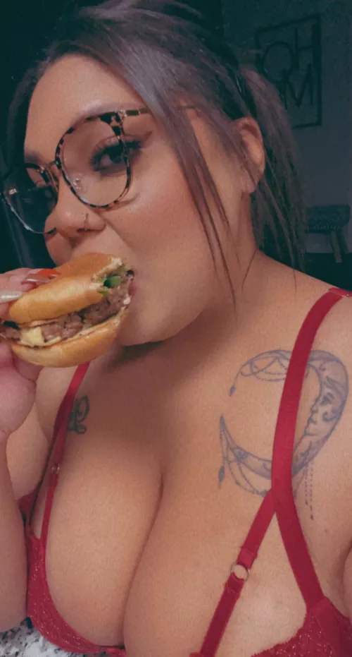 Anyone else enjoy almost/fully naked while eating? 🤔