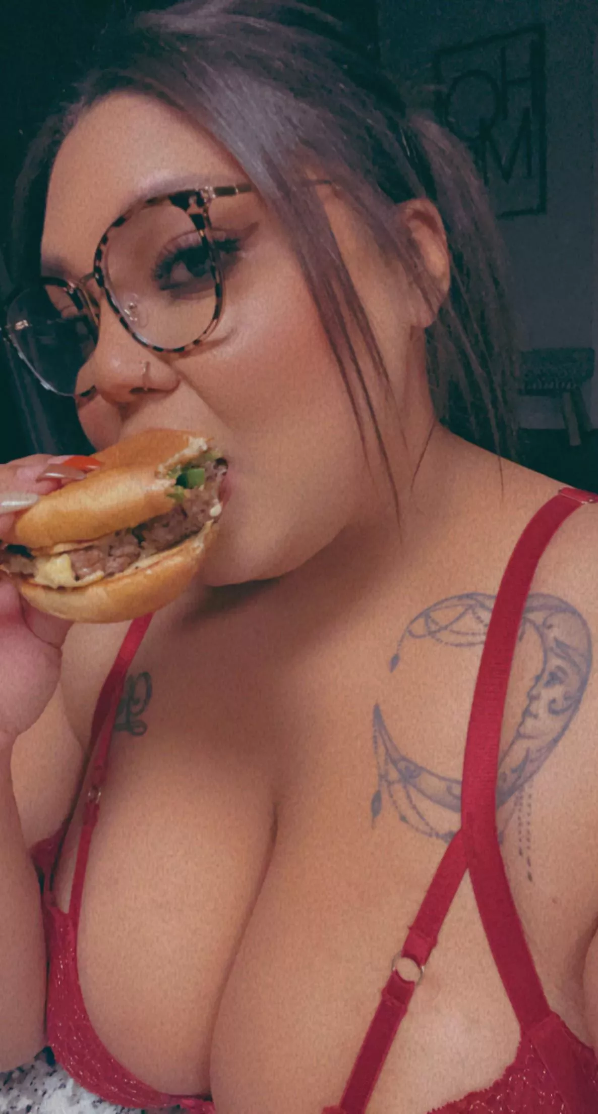 Anyone else enjoy almost/fully naked while eating? 🤔