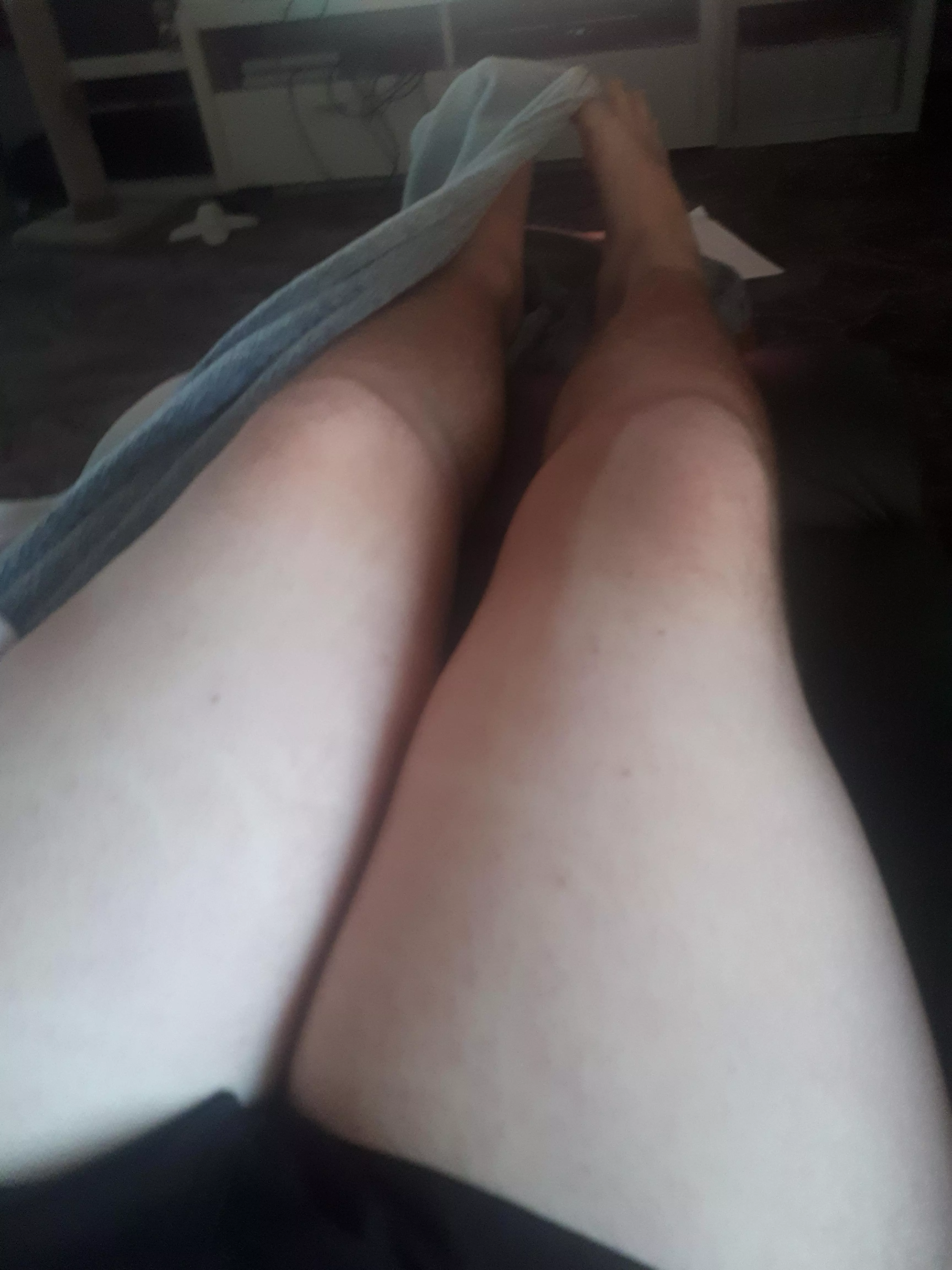 anyone like femboy thighs