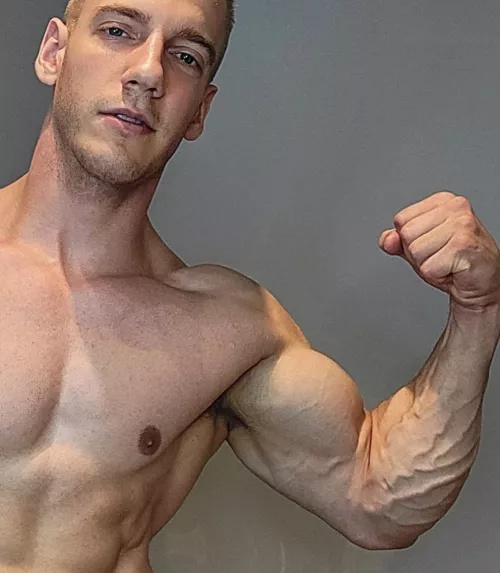 Big forearm 😈💦