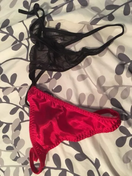 I wear my g string thong panties and regular thongs for 3 days straight I make sure to have all my cum and squirt I collect in my panties for those days so the smell is very amazing 😍 each thong is $35 a piece, I include 5 nude pictures with purchase 