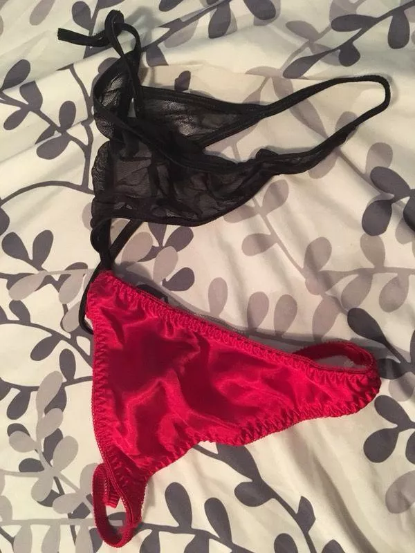 I wear my g string thong panties and regular thongs for 3 days straight I make sure to have all my cum and squirt I collect in my panties for those days so the smell is very amazing 😍 each thong is $35 a piece, I include 5 nude pictures with purchase 