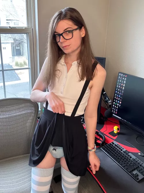 I’m all dressed up for our gaming session! What do you wanna play first? 👀