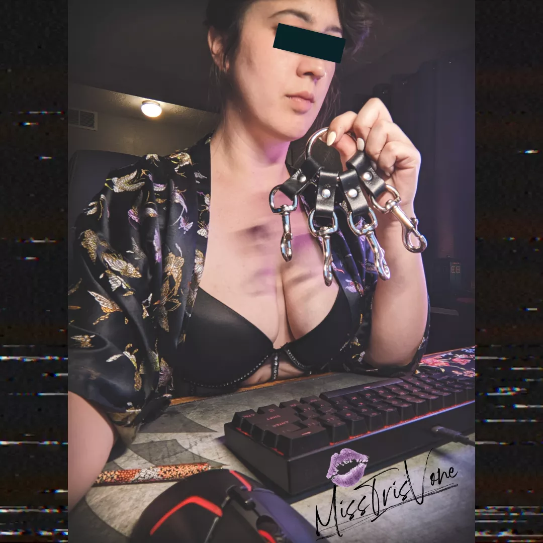 I'm in the mood to hogtie someone lucky. 😘