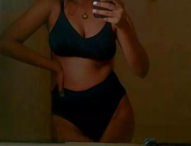 I'm really, REALLY insecure about my weight and thighs and everything. I brought this set and it made me feel good though 😂 Guys would you be bothered by stretch marks, lots of waist fat, large areolas... stuff like that? and if yes, please please te