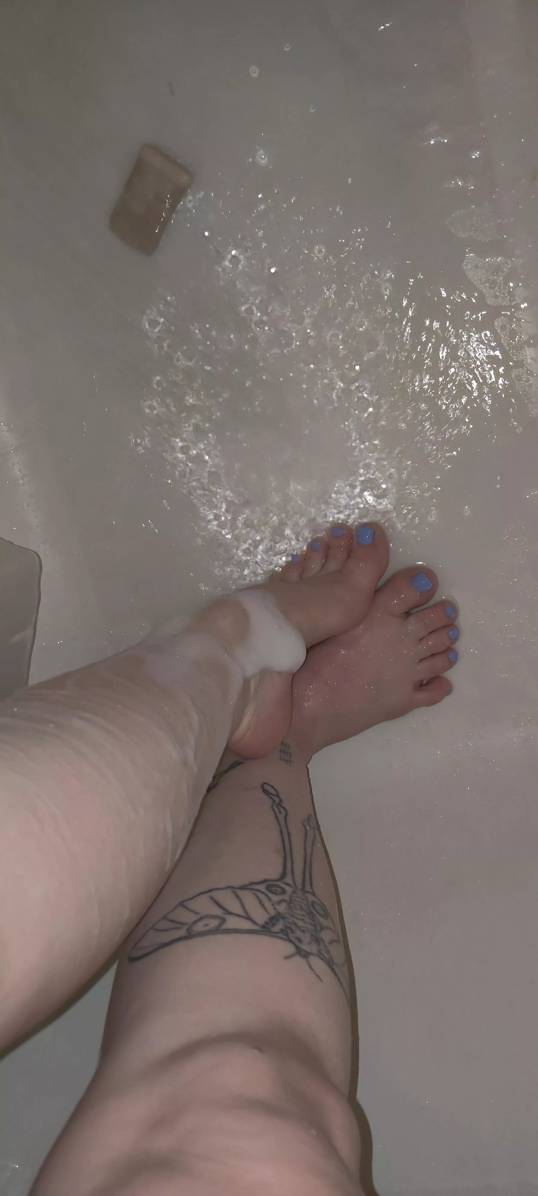 I'm such a dirty girl, help me clean my feet 💦