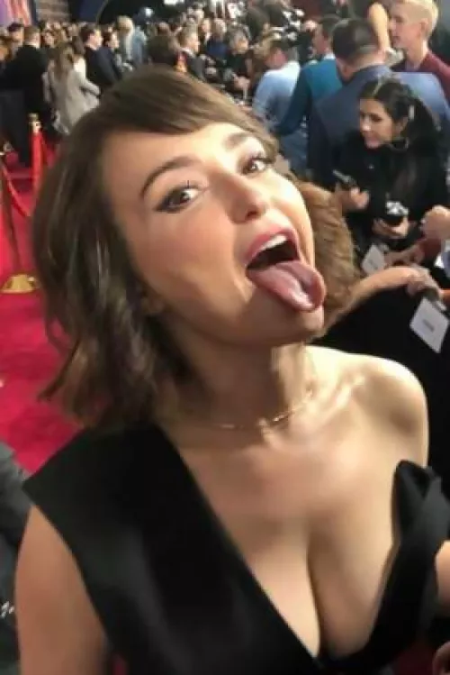 Milana Vayntrub (ATT Girl)