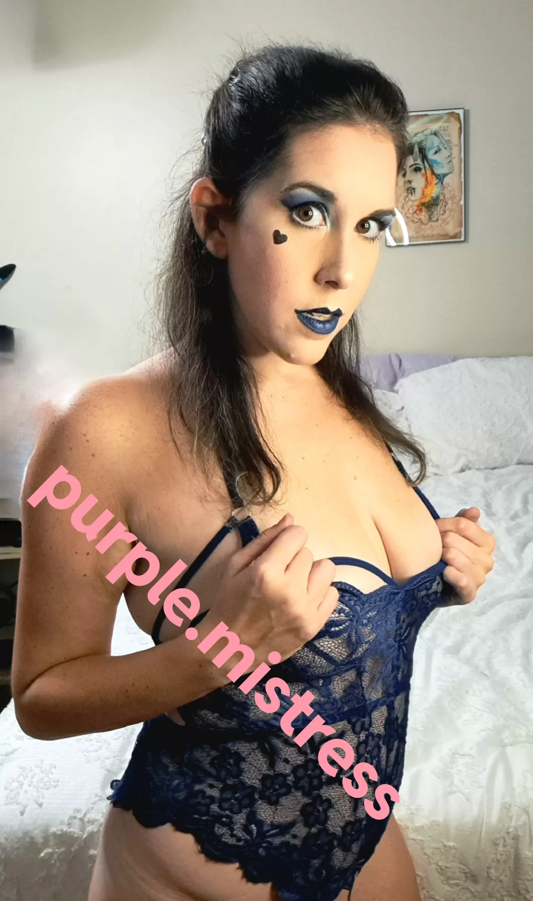 My eyes & lips match my out[F]it. Gives me some Harley Quinn vibes. Thoughts?