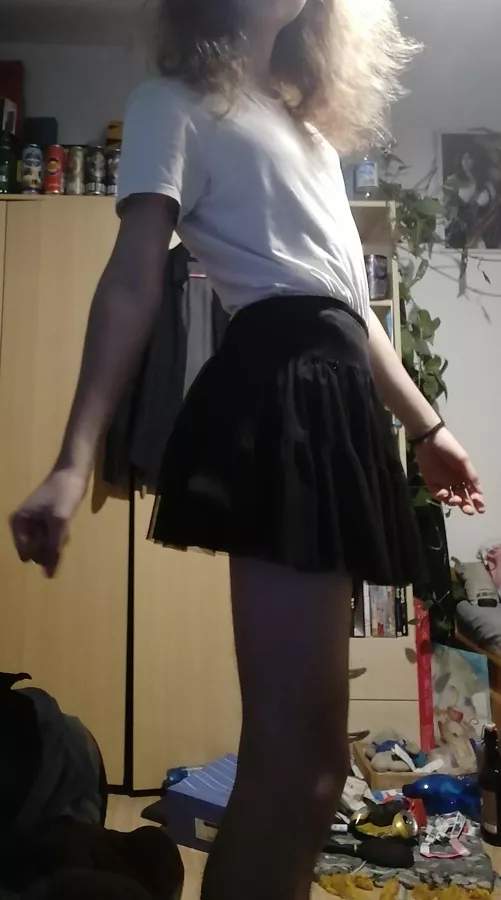 My first post here, be nice ^^ (also ignore my messy room)