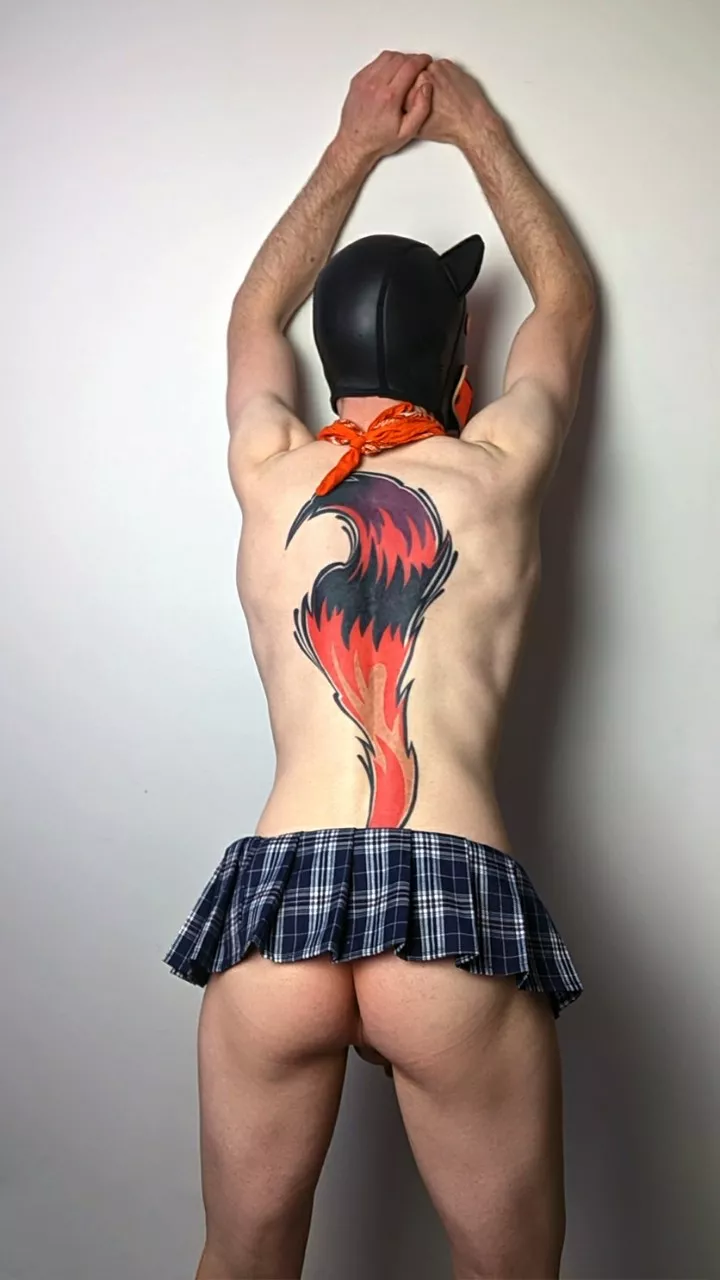 Oh no, I appear to have totally accidentally fallen against this wall while wearing incredibly revealing and accessible clothing......