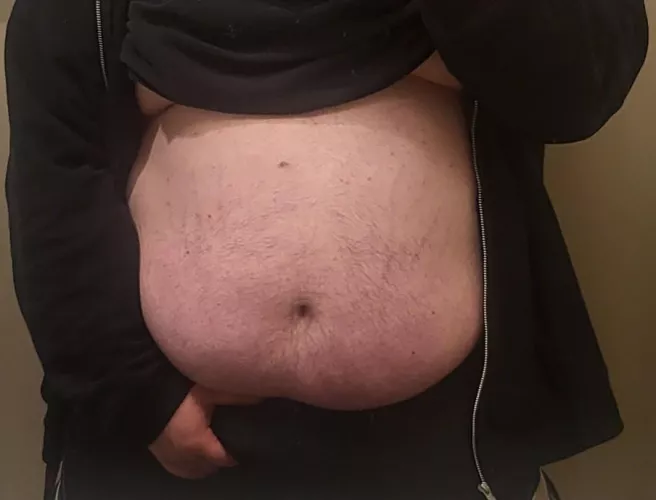 Showing off the gut and bulge at work. Come chat!