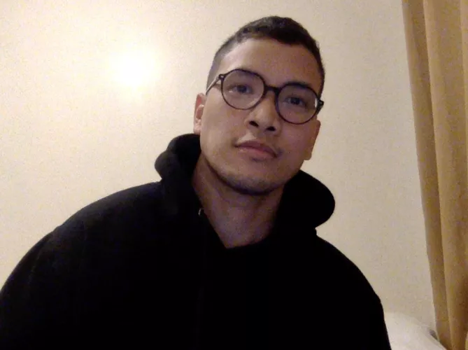 Spent all day inside, so no contacts this time. 🤓