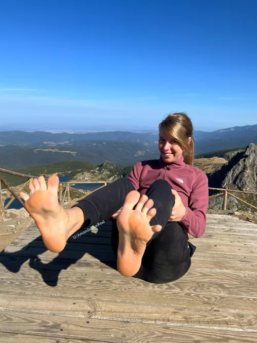 Spread stinky toes in the nature! 🏔️