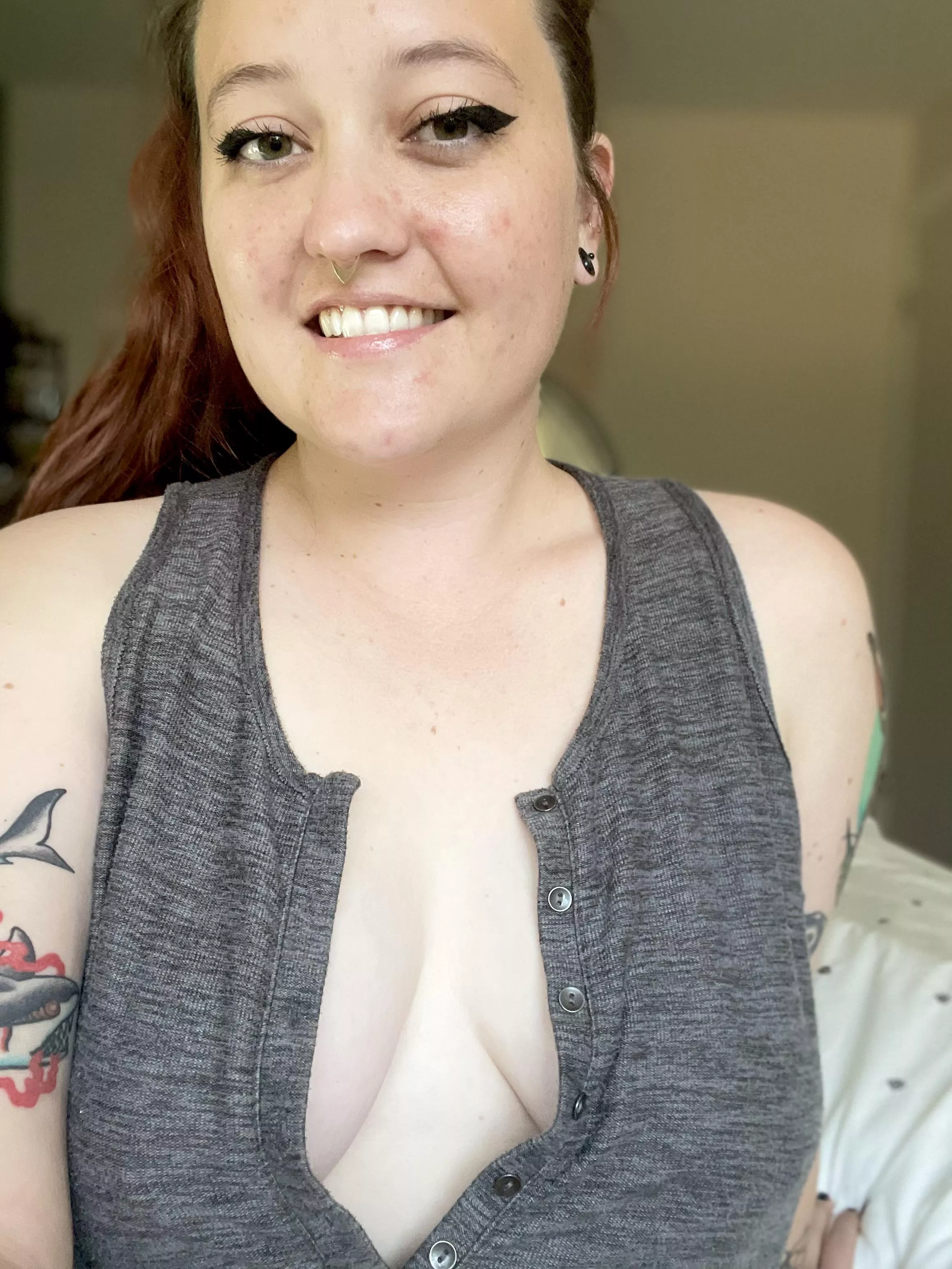 The buttons don’t stay closed [f]