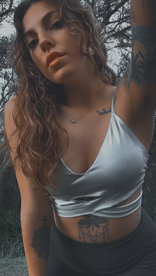 this brunette always needs to be spoiled 🫴🏼