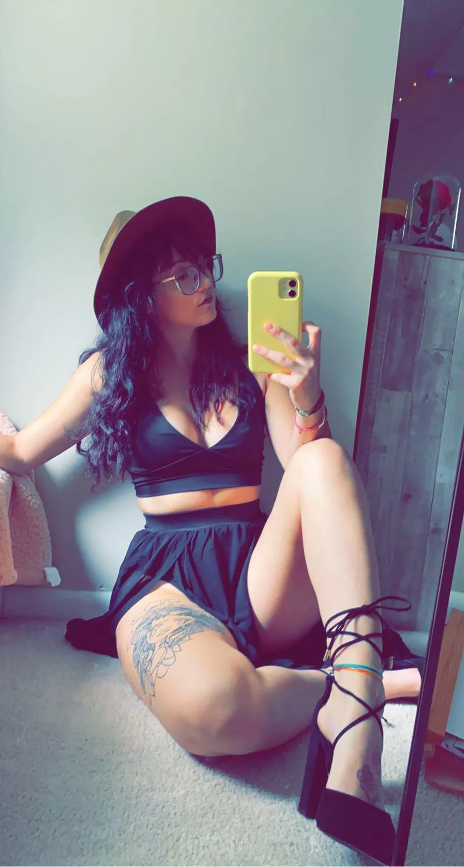 This outfit looks even better on the floor 😉🥵