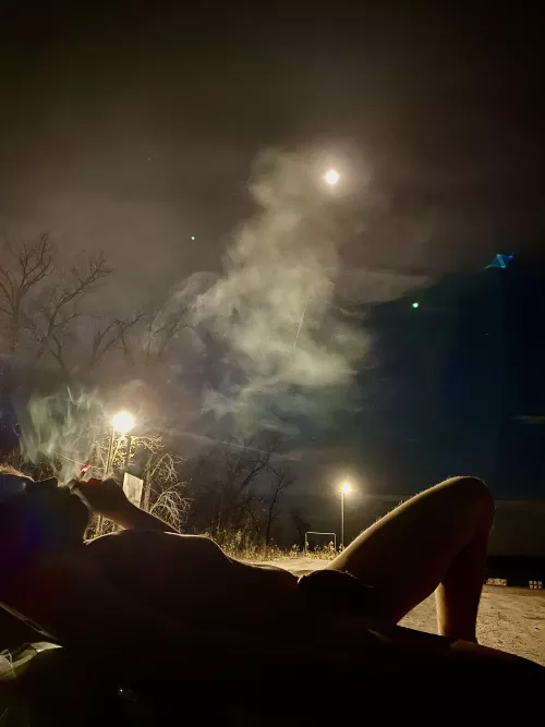 Was a cold night for a [m]oonlit blunt. At least the cars hood was warm 😄