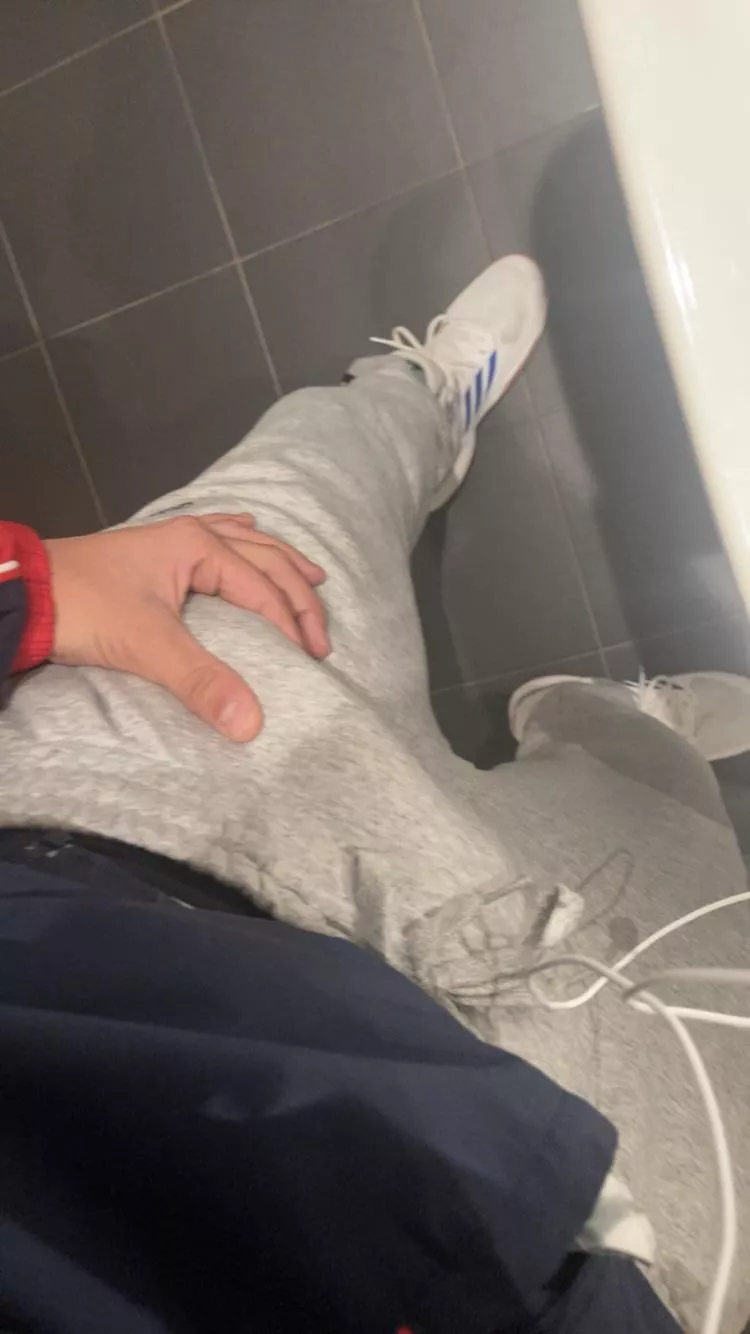 who likes grey sweatpants ?