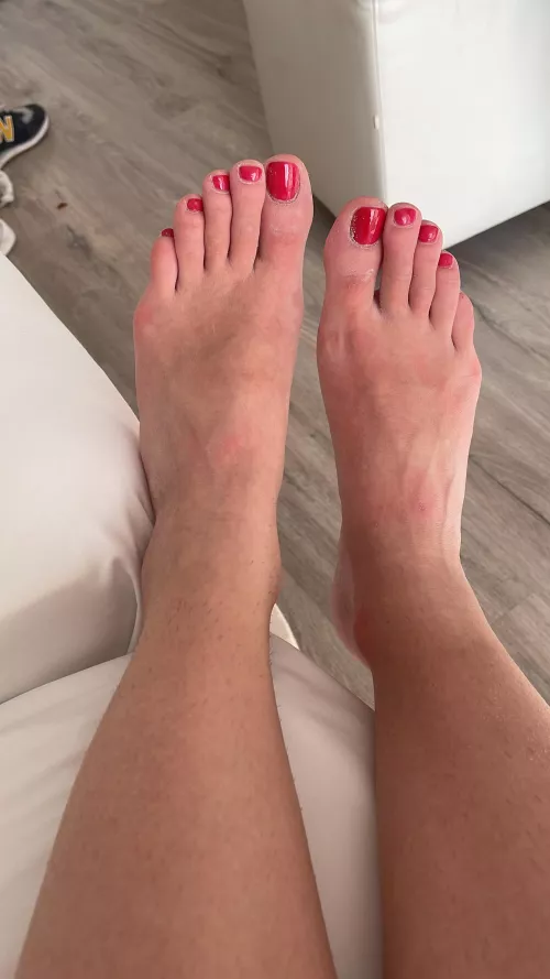 Who wants to kiss my feet?