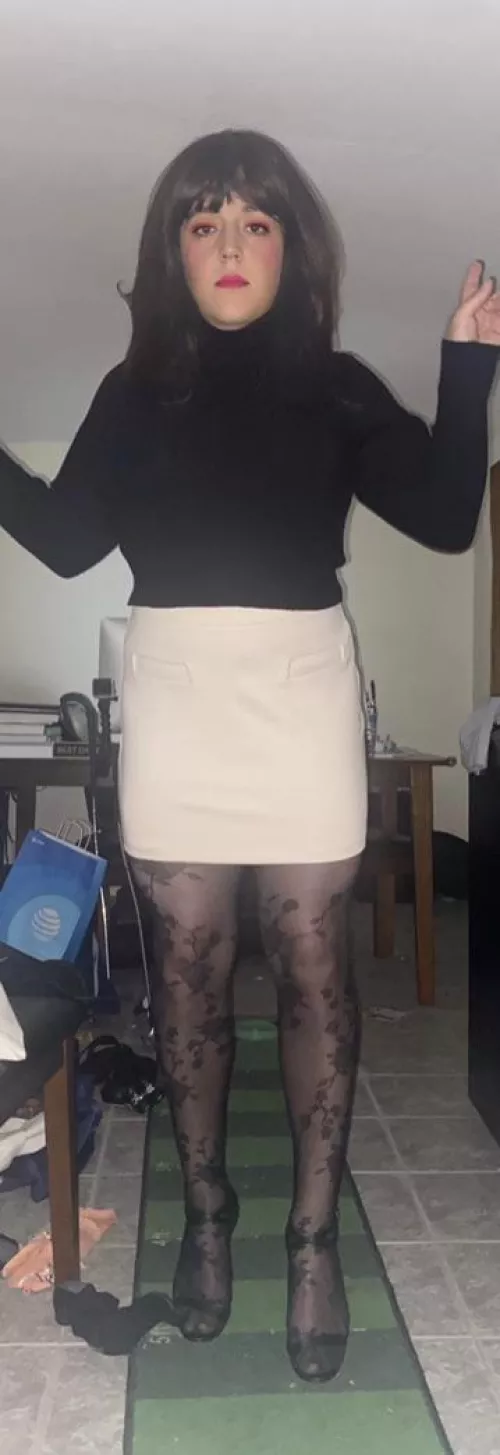 Wish some big strong man would come up and “accidentally” grope me at the club 💁🏼‍♀️👗💋