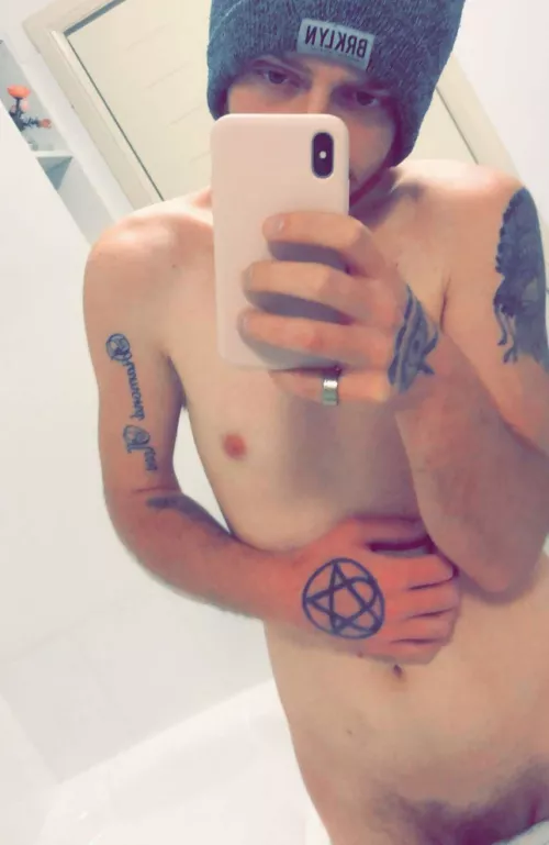 28, Australia. Chillin' 🥵👿