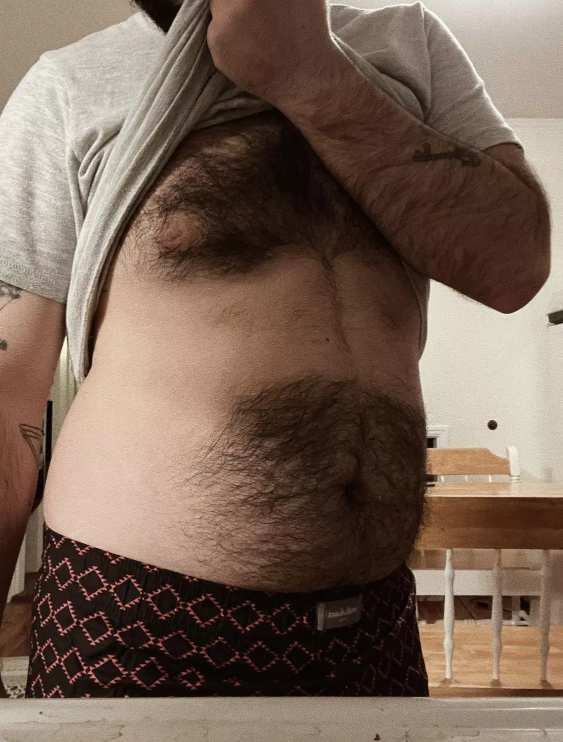 30 in MA here .. anyone like hairy bellies and boxers?