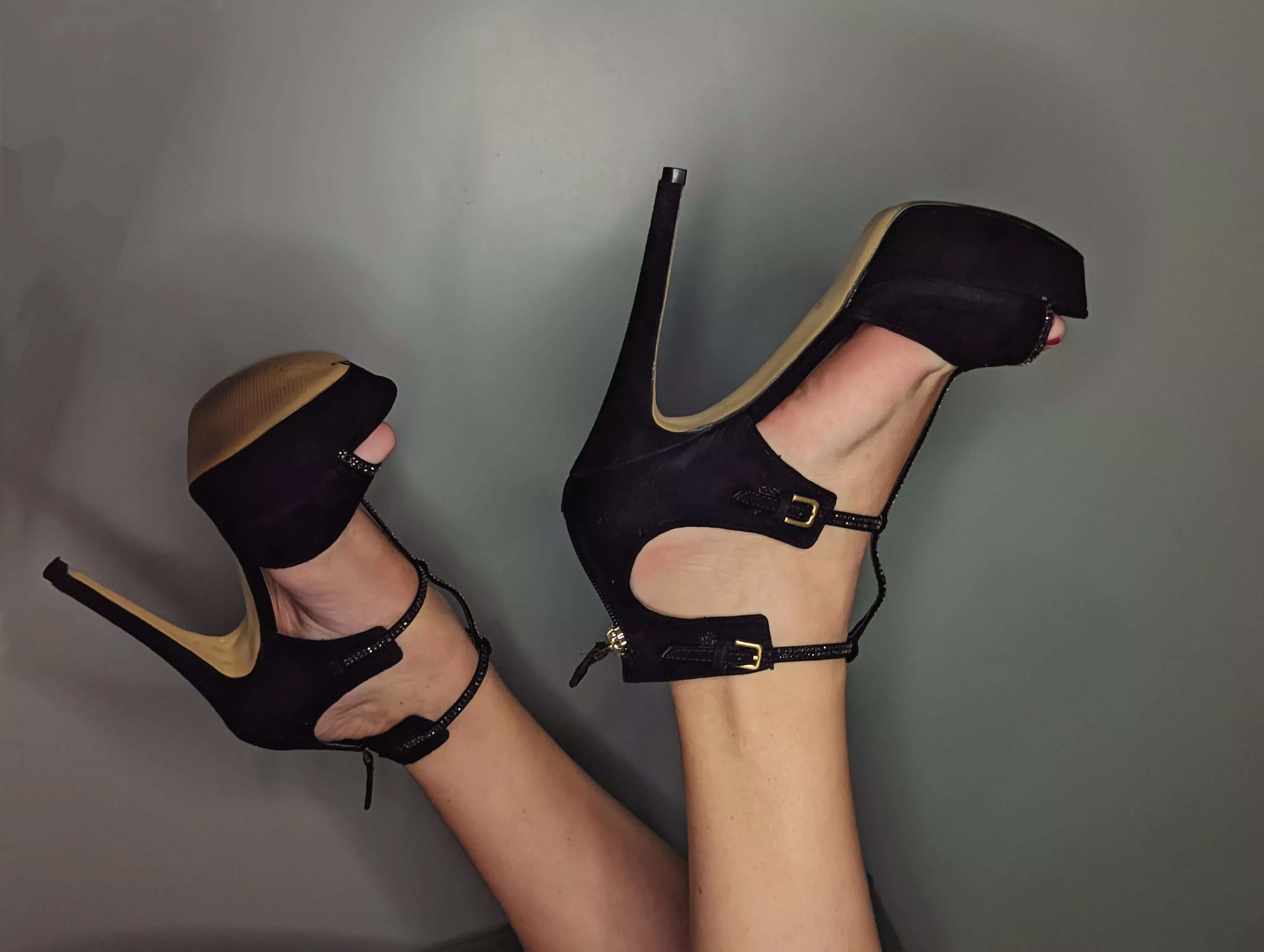 Absolutely love these Guess heels!