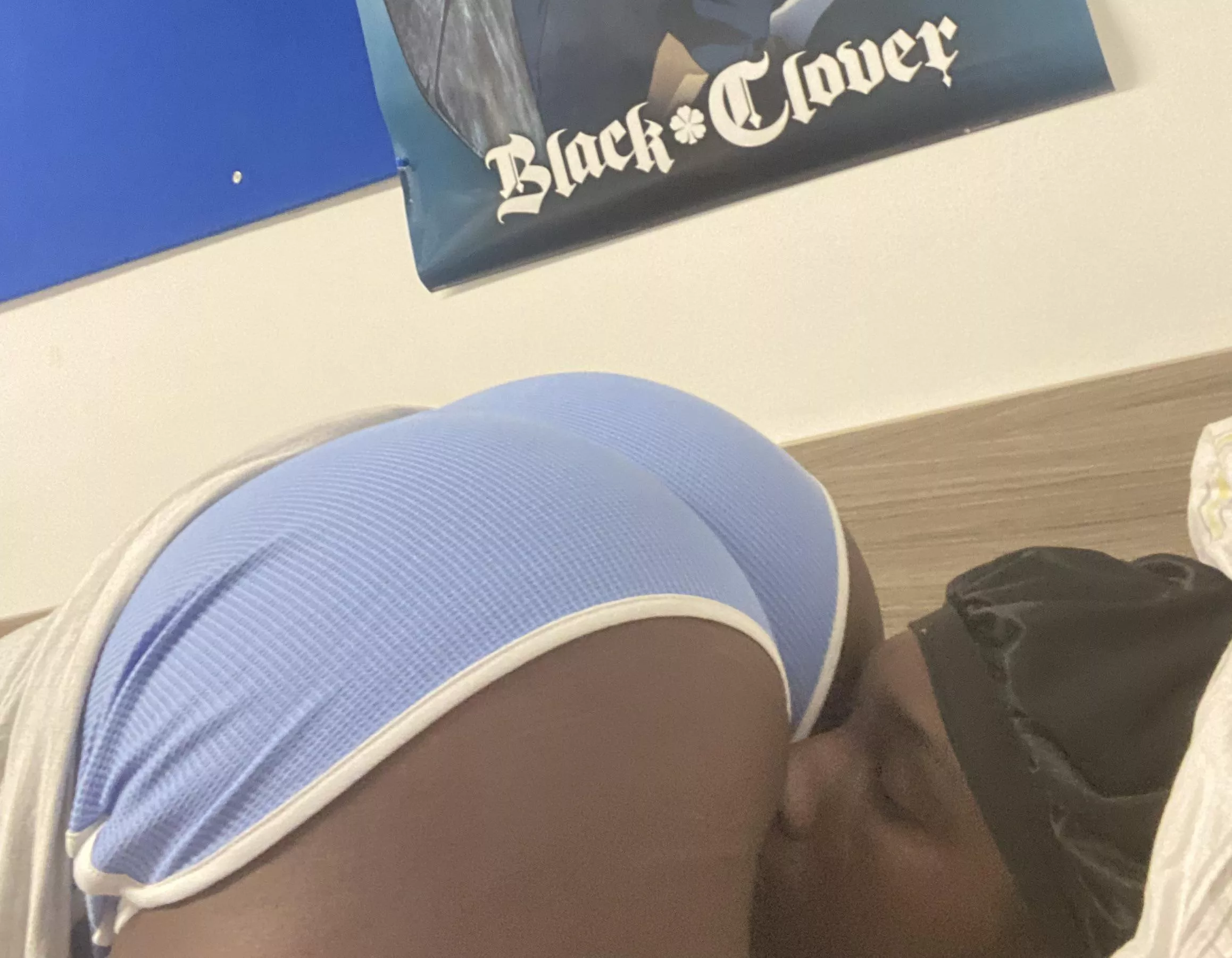 After a long day I just need a handsome face to rest this huge ass on 🥴