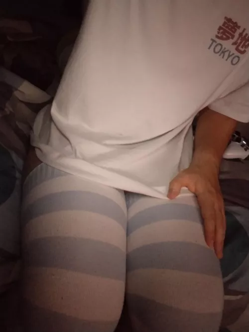 Anyone wanna lie their head on my thighs whilst I give you headpats?