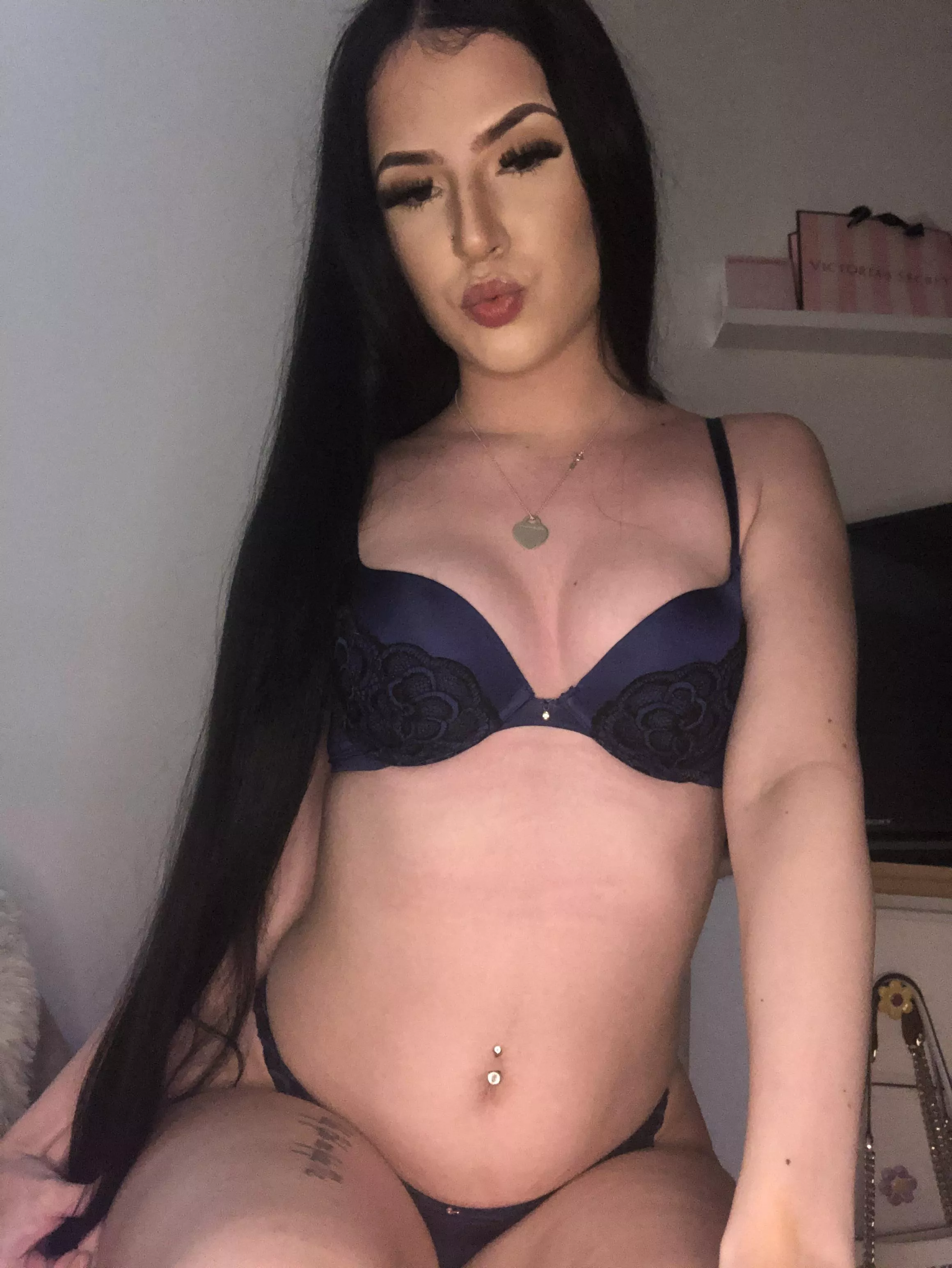 Bedazzled belly button 💎🥰